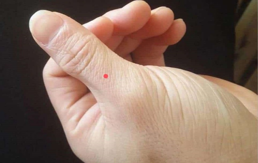 Nốt ruồi trên ngón tay cái màu đỏ Nốt ruồi trên ngón tay cái màu đỏ