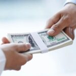 Giải mã điềm báo khi nằm mơ thấy người ta đưa tiền