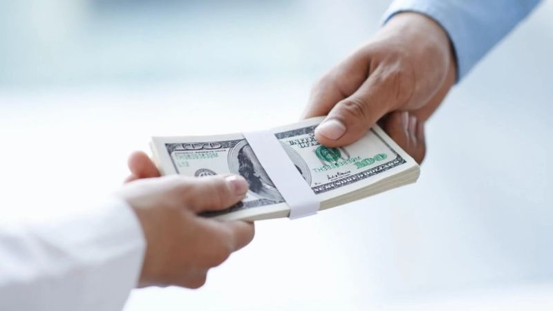 Giải mã điềm báo khi nằm mơ thấy người ta đưa tiền